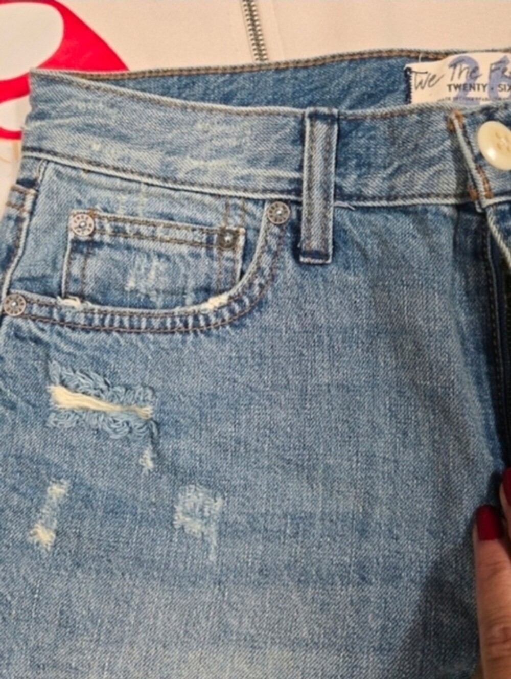 We The Free‎ Denim Short Size 26 Bermuda 10" Inseam Distressed Holes Frayed Hem - Picture 5 of 13